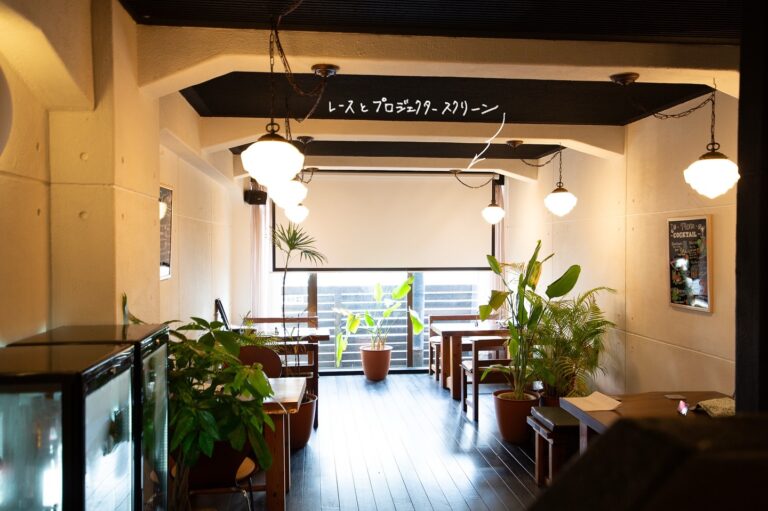 Bar Lifeの店内に設置したプロジェクタースクリーン